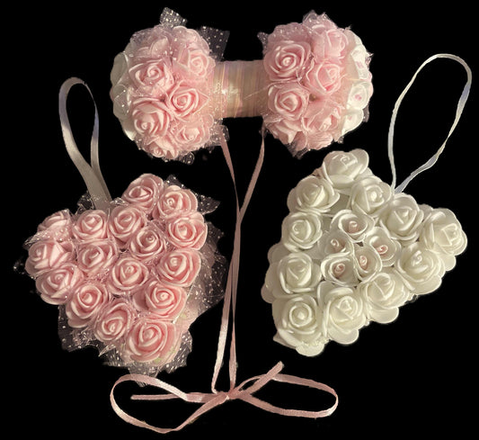 Décorations florales en forme de cœur et nœud